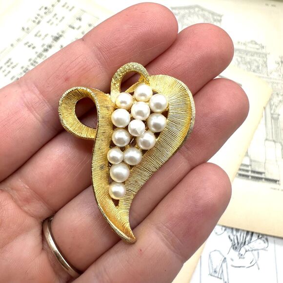 Vintage Faux Pearl Cluster Brooch Pin Gold Tone - Picture 1 of 2